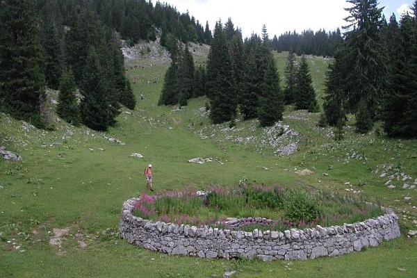 Citerne près du Creux de Croue - &copy; août 2005 - P.M. Aubertel