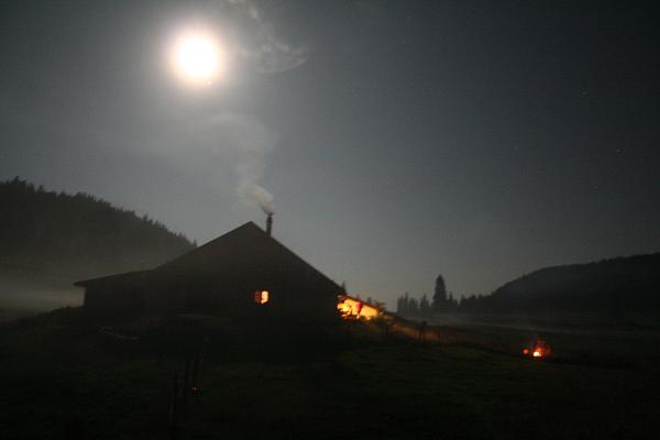 Pleine lune sur le chalet du Pré de l'Haut Dessus - &copy; août 2009 - P.M. Aubertel