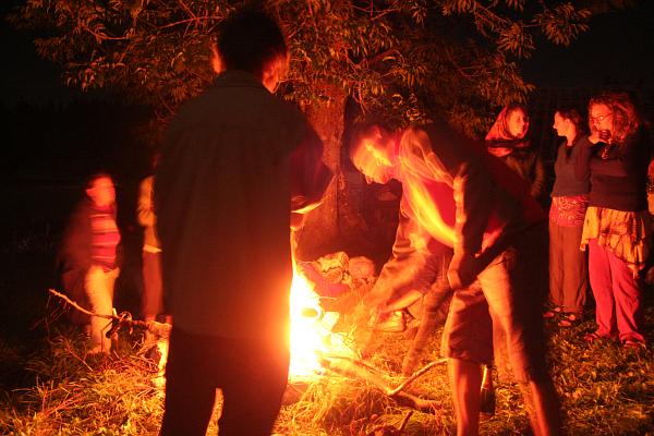 Autour du feu - &copy; août 2010 - P.M. Aubertel