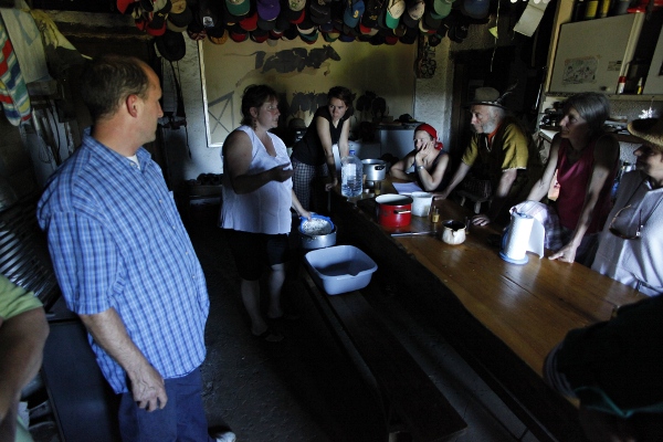 Petite fromagerie à l'alpage à la Cernée - © août 2012 - P.M. Aubertel